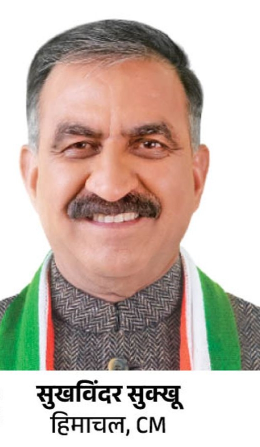 नादौन। मुख्यमंत्री ठाकुर सुखविन्द्र सिंह सुक्खू ने मंगलवार को नादौन के मंझेली में आयोजित जनसभा के दौरान पूर्व मुख्यमंत्री जयराम ठाकुर और सांसद अनुराग ठाकुर पर तीखे प्रहार किए। अपने ननिहाल क्षेत्र में लोगों को संबोधित करते हुए मुख्यमंत्री ने आरोप लगाया कि पूर्व भाजपा सरकार ने पूरे पांच वर्ष तक हमीरपुर जिला की अनदेखी की।

“हमीरपुर से तीन विधायक जीते, पर एक भी मंत्री नहीं बनाया”

मुख्यमंत्री ने कहा कि भाजपा सरकार के दौरान हमीरपुर से तीन विधायक जीतकर विधानसभा पहुँचे, फिर भी पूर्व मुख्यमंत्री धूमल के गृह ज़िले से एक भी मंत्री नहीं बनाया गया। उन्होंने आरोप लगाया कि पूर्व सरकार ने हमीरपुर में चल रहे विकास कार्यों पर “एक भी नई ईंट नहीं लगाई।”
सुक्खू ने कहा कि धूमल सरकार के समय हुए शिलान्यास और निर्माणाधीन परियोजनाओं को भी जयराम सरकार ने आगे नहीं बढ़ाया।

अनुराग ठाकुर को बताया “झूठ बोलने का रोग लग गया”

सांसद अनुराग ठाकुर पर हमला करते हुए मुख्यमंत्री ने कहा कि वे लगातार हमीरपुर मेडिकल कॉलेज की स्वीकृति को लेकर जनता को भ्रमित कर रहे हैं।
उन्होंने कहा कि:

“हमीरपुर मेडिकल कॉलेज की स्वीकृति मैंने यूपीए सरकार में केंद्रीय स्वास्थ्य मंत्री गुलाम नबी आज़ाद से करवायी थी।”

विधानसभा में स्वास्थ्य मंत्री रहे विपिन सिंह परमार भी यह तथ्य स्वीकार कर चुके हैं।

आरटीआई रिकॉर्ड में स्पष्ट है कि मार्च 2014 में मनमोहन सिंह सरकार ने 190 करोड़ रुपये की लागत से इस मेडिकल कॉलेज को स्वीकृत किया था।


सुक्खू ने कहा कि यदि इसे भाजपा सरकार ने स्वीकृत किया होता, तो इसका नाम अटल बिहारी वाजपेयी के नाम पर होता, न कि डॉ. राधाकृष्णन के नाम पर।

“जयराम सरकार ने जोलसप्पड़ में मेडिकल कॉलेज निर्माण शुरू नहीं किया”

मुख्यमंत्री ने कहा कि जयराम ठाकुर अपनी सरकार में मेडिकल कॉलेज का शिलान्यास तो कर गए, लेकिन जोलसप्पड़ में निर्माण कार्य की शुरुआत तक नहीं हुई।

“निचले हिमाचल से पहली बार मुख्यमंत्री बनना सौभाग्य”

सुक्खू ने कहा कि यह हमीरपुर तथा निचले हिमाचल का सौभाग्य है कि पहली बार इस क्षेत्र से मुख्यमंत्री बना है। उन्होंने कहा कि कांग्रेस सरकार पूरे प्रदेश में समान विकास कर रही है और पूर्व सरकार के अधूरे कार्यों को भी पूरा करवाया जा रहा है।
उन्होंने उदाहरण देते हुए कहा कि हमीरपुर बस स्टैंड और बड़सर का मिनी सचिवालय कांग्रेस सरकार की इसी प्रतिबद्धता का परिणाम है।